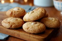 Kekse auf Holzbrett — Stockfoto