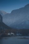 Village proche lac et montagnes à Hallstatt — Photo de stock