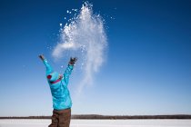 Женщина играет со снегом на открытом воздухе — стоковое фото