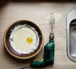 Huevo y batidor unidos a taladro eléctrico - foto de stock