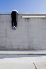 Homem escalar parede na rua da cidade — Fotografia de Stock