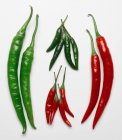 Gruppo di peperoncini rossi e verdi — Foto stock