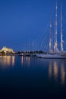 Distant view of Palma cathedral and anchored yachts at twilight, Majorca, Spain — Stock Photo