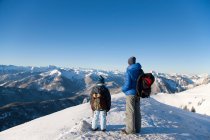 Pai e filho levantando paisagem nevada — Fotografia de Stock