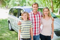 Familie lächelt gemeinsam im Auto — Stockfoto