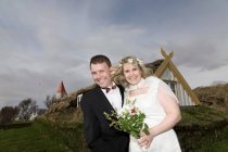 Casal recém-casado sorrindo no campo — Fotografia de Stock