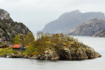 Casa solitaria a Lysefjord — Foto stock