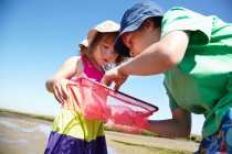Kinder untersuchen Fischernetze — Stockfoto