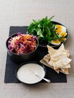 Oeufs, salade et sauce à tremper — Photo de stock