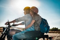 Casal adulto médio motociclismo na planície árida, Cagliari, Sardenha, Itália — Fotografia de Stock