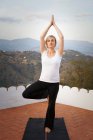Donna che fa yoga all'aperto — Foto stock