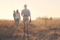 Personas caminando a través de la hierba en safari - foto de stock