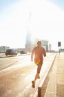 Frau läuft auf Stadtstraße — Stockfoto