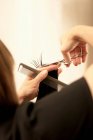 Cabeleireiro corte clientes cabelo, close-up visão parcial — Fotografia de Stock