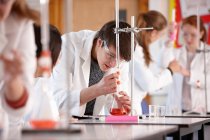 Estudantes que trabalham em laboratório de química — Fotografia de Stock