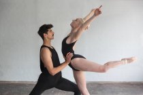 Танцюристи практикують в студії, нахиляючись назад — стокове фото