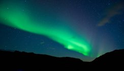 Северное сияние в ночном небе — стоковое фото