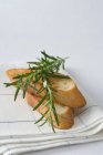 Rosmarino in cima al pane tostato — Foto stock