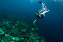 Snorkeler nageant dans le récif corallien — Photo de stock