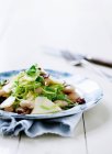 Бобы и салат на тарелке — стоковое фото