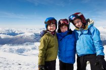 Діти, що стоять разом у снігу, зосереджені на передньому плані — стокове фото