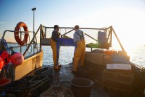 Pescadores a trabalhar no barco — Fotografia de Stock