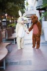 Люди в костюмах кроликов и медведей на улице — стоковое фото