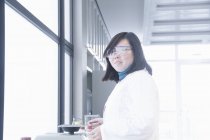 Wissenschaftler arbeitet im Labor — Stockfoto