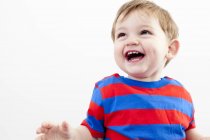 Bambino ragazzo ridere, concentrarsi sul primo piano — Foto stock