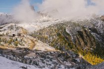 Tyrol du Sud entouré de nuages avec route de montagne sinueuse, Alpes Dolomites, Italie — Photo de stock