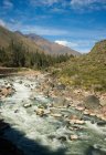 Rivière ruisseau dans les montagnes — Photo de stock