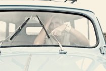 Sorridente donna guida auto — Foto stock