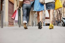 Mujer Walking with Bolsas de compras - foto de stock