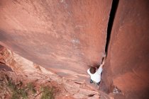 Scalatore di roccia scalatura boulder crack — Foto stock