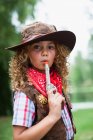 Mädchen mit Cowboyhut und Spielzeugpistole — Stockfoto