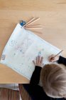 Boy drawing with colored pencils — Stock Photo