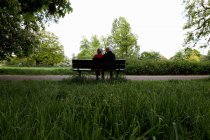 Casal mais velho sentado no banco do parque — Fotografia de Stock