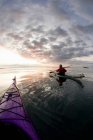 Человек каякинг на неподвижном озере, избирательный фокус — стоковое фото