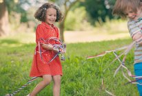 Kinder spielen mit Bändern im Freien — Stockfoto