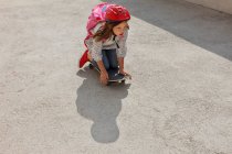 Ragazza in sella skateboard all'aperto — Foto stock