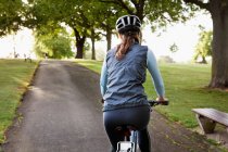 Жінка їзда на велосипеді в парку — стокове фото