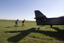 Paracaidistas caminando hacia el avión - foto de stock