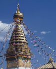 Detalhe das bandeiras de telhado e oração no Stupa de Swayambhunath, Kathmandu, Nepal — Fotografia de Stock