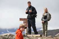 Туристы, стоящие на скалистом холме — стоковое фото