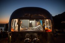 Paar isst gemeinsam im Wohnwagen — Stockfoto