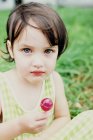 Маленька дівчинка з льодяником — стокове фото