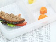 Manger de la nourriture dans la boîte à lunch — Photo de stock