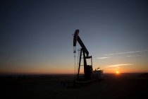 Pozo de petróleo en el paisaje seco - foto de stock