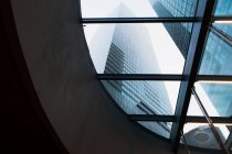 Wolkenkratzer durch geschwungenes Fenster — Stockfoto