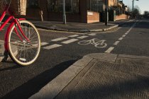 Strada con pista ciclabile e bicicletta — Foto stock